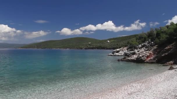 Kleine en verlaten strand met rotsen — Stockvideo