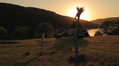 gün batımında totem heykelleri