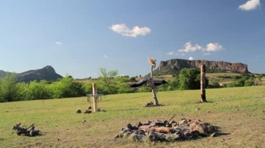 ölü şömine, Totem ve rock peyzaj