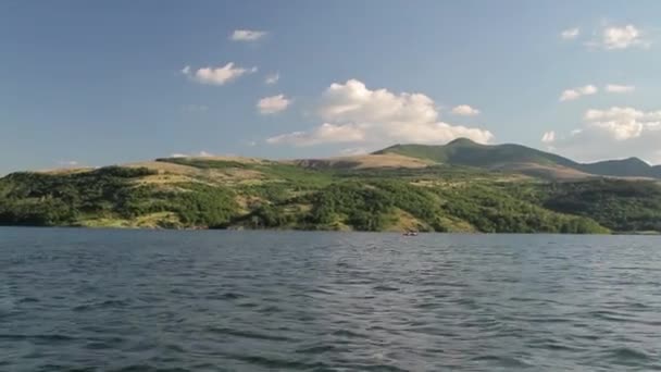 Flying over beautiful mountain lake — Stock Video