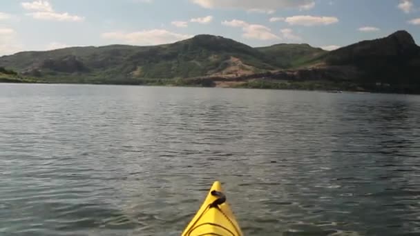 Første personer synsvinkel fra at flytte kajak på en sø – Stock-video