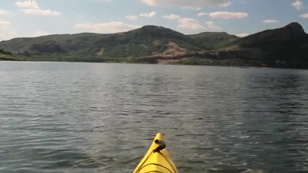 POV de andar de caiaque em um lago — Vídeo de Stock