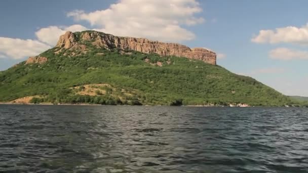 Volando sobre el lago a una enorme roca — Vídeos de Stock