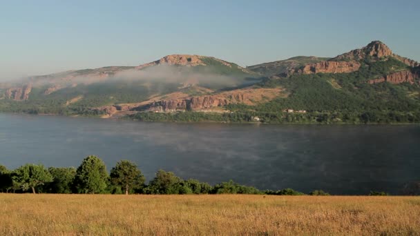 Dampf über einem riesigen See in den Bergen — Stockvideo