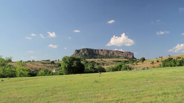 春天草地和背景上的巨岩 — 图库视频影像