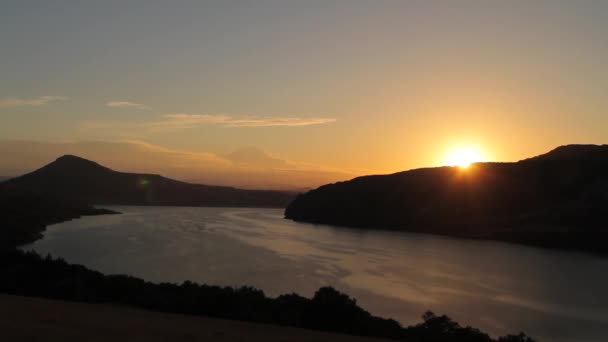 Wschód słońca nad wzgórzami i duże jezioro — Wideo stockowe
