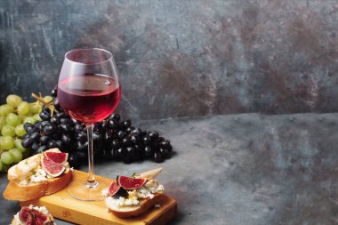 kırmızı şarap armutlu bruschetta, süzme peynir, incir, kekik, fındık ve bal, camembert peyniri.