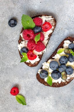 Süzme peynirli bruschetta, yabanmersini, ahududu, nane yapraklı.