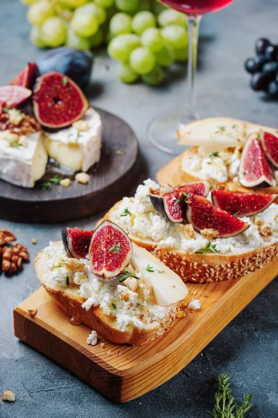 Red Wine Bruschetta Set Pears Cottage Cheese Figs Thyme Nuts — Stock Photo, Image