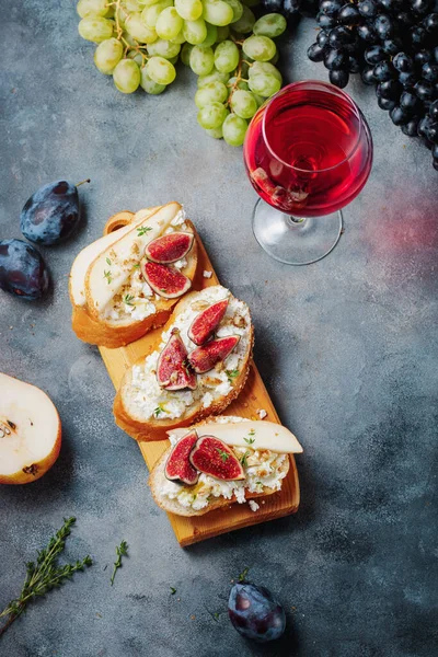 Red Wine Snacks Bruschetta Pears Cottage Cheese Figs Thyme Nuts — Stock Photo, Image