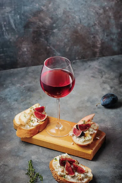 Red Wine Snacks Bruschetta Pears Cottage Cheese Figs Thyme Nuts — Stock Photo, Image