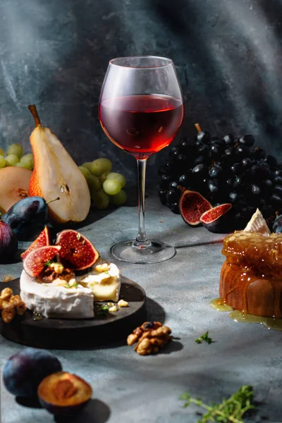 Copo Vinho Tinto Com Uva Figos Mel Peras Camembert — Fotografia de Stock