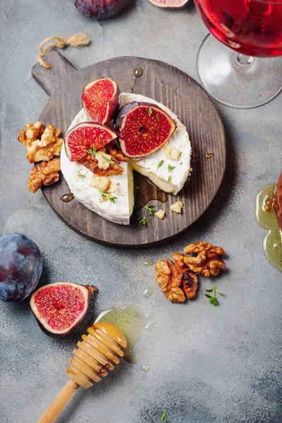 Baked Camembert Cheese Figs Thyme Nuts Honey Glass Red Wine — Stock Photo, Image