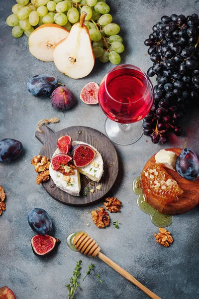 Red Wine Snacks Bruschetta Pears Cottage Cheese Figs Thyme Nuts — Stock Photo, Image