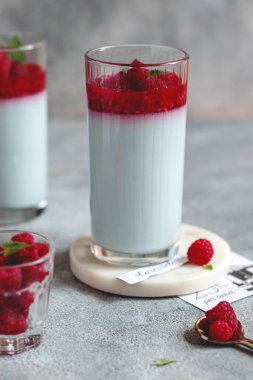 diyet panna cotta ile mavi spirulina, Yunan yoğurdu, ahududu ve nane yaprakları