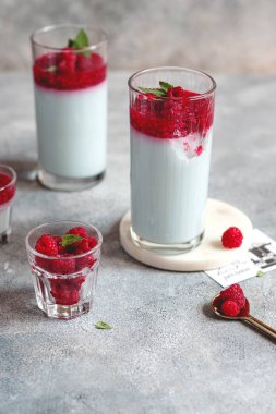 diyet panna cotta ile mavi spirulina, Yunan yoğurdu, ahududu ve nane yaprakları
