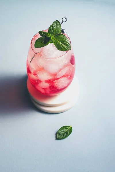 Non Alcoholic Cocktail Raspberry Sparking Mineral Water Ice Cubes Decorated — Stock Photo, Image