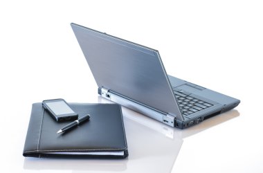 Portföy, telefon ve kalem ile dizüstü bilgisayar