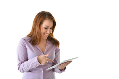 iş kadını tablet vasıl bakıyor ve gülüyor