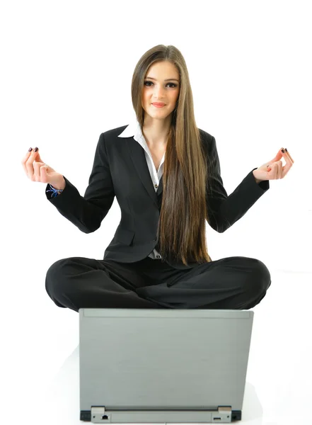 Mulher de negócios sentada na frente de seu laptop na posição de Yoga — Fotografia de Stock
