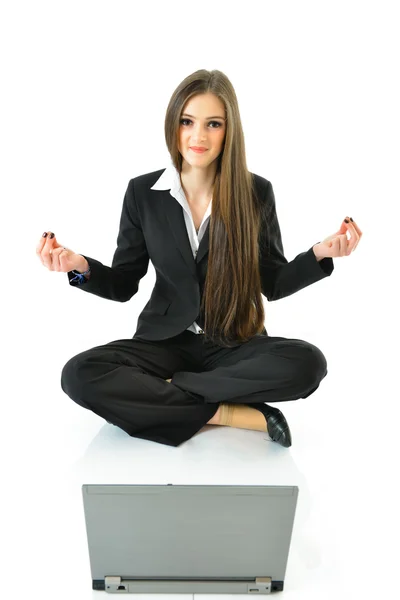Biznes kobieta siedzi z przodu jej laptop w pozycji jogi — Zdjęcie stockowe