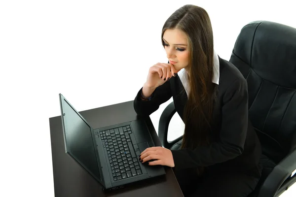 Zakenvrouw denken op haar bureau met laptop — Stockfoto