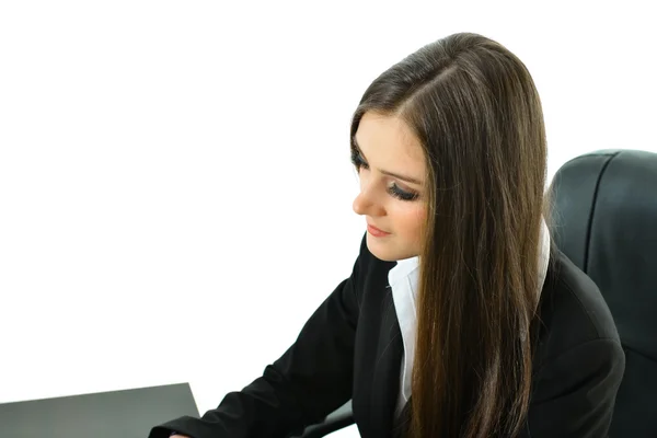 Geschäftsfrau sitzt an ihrem Schreibtisch und blickt nach unten — Stockfoto