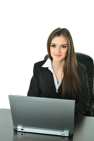 Γυναίκα των επιχειρήσεων συνεδρίαση μπροστά από το φορητό υπολογιστή — Φωτογραφία Αρχείου