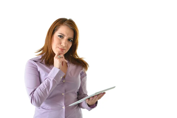 Mulher de negócios pensando enquanto segurando Tablet — Fotografia de Stock