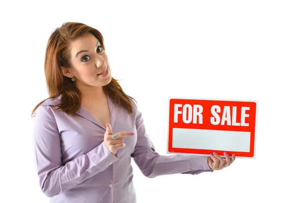 Θηλυκό πρόσωπο πωλήσεων κρατώντας πινακίδα "πωλείται" — Φωτογραφία Αρχείου