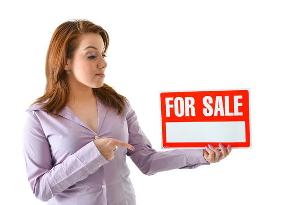 Γυναικείο πρόσωπο πωλήσεων που δείχνει σε πινακίδα "πωλείται" — Φωτογραφία Αρχείου