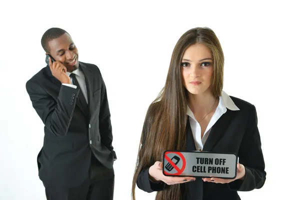 iş kadını elinde cep telefonu işareti konuşan bir iş adamı ve ciddi bir ifade ile kapatmak
