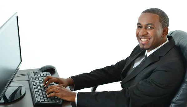 Uomo d'affari felice che lavora al computer — Foto Stock