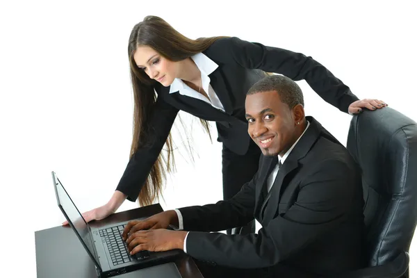 Astuto hombre de negocios y mujer de negocios que trabajan en el portátil — Foto de Stock