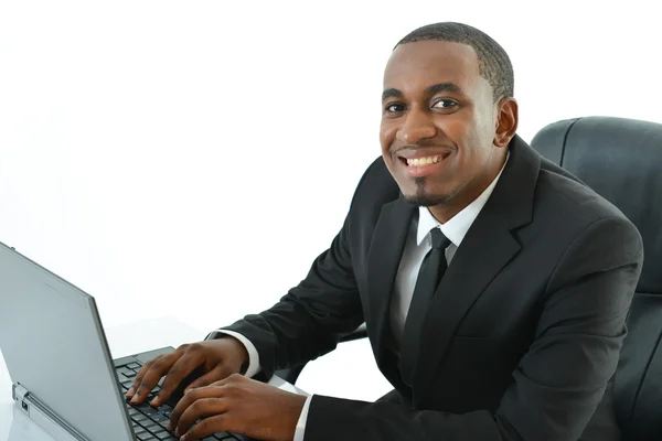 Zakenman met laptop zit aan Bureau — Stockfoto