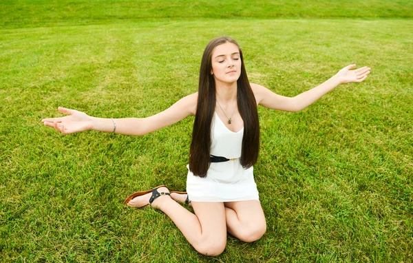 Sağlıklı ve mutlu bir kadın parkta meditasyon — Stok fotoğraf