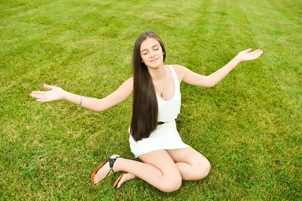 Gesunde und glückliche Frau beim Meditieren im Park — Stockfoto