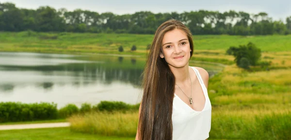 doğal ortamda önünde gülümseyen kadın