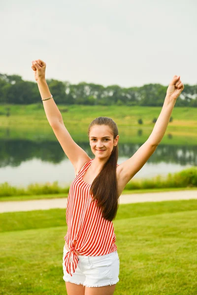 Donna felice con le braccia alzate per il successo — Foto Stock