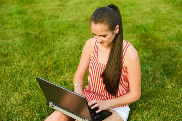 Frau arbeitet am Laptop — Stockfoto