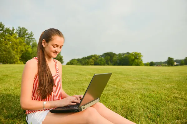 Vrouw werkt op laptop — Stockfoto