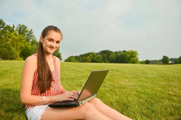 Kobieta pracująca na laptopie — Zdjęcie stockowe