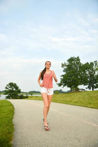 Mulher feliz e saudável andando ou correndo no parque — Fotografia de Stock