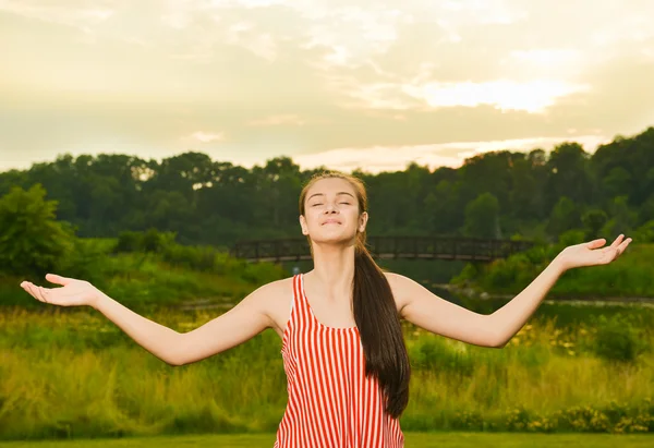 Gelukkig en gezond vrouw mediteren — Stockfoto