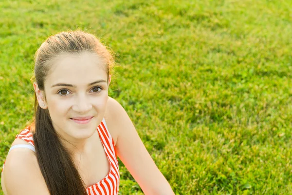 Gelukkige vrouw genieten van een gezonde levensstijl onder de schemerige zon natuurlijke glans — Stockfoto