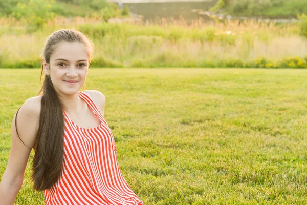 Donna felice godendo di uno stile di vita sano sotto il bagliore naturale del sole crepuscolare — Foto Stock