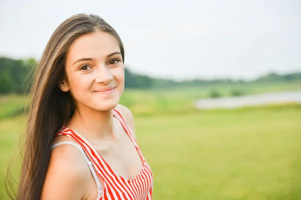 alacakaranlıkta Doğal ortamında güzel bir mutlu ve sağlıklı kadın portresi