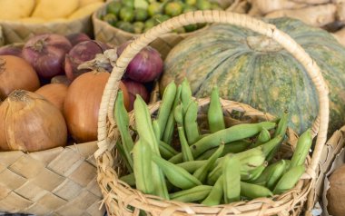 Hafta sonu pazarında kabak, soğan ve diğer sebzelerle birlikte Baguio Fasulyeleriyle dolu küçük bir sepet..