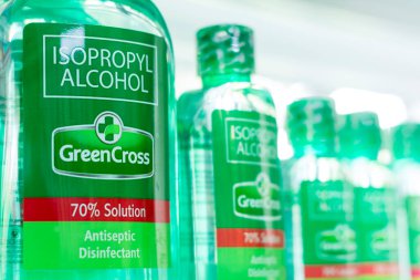 Yeşil Haç Isopropyl Alkol bir markette satılıyor..
