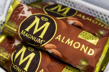 Bir markette ya da süpermarkette satılık bademli Magnum dondurması..